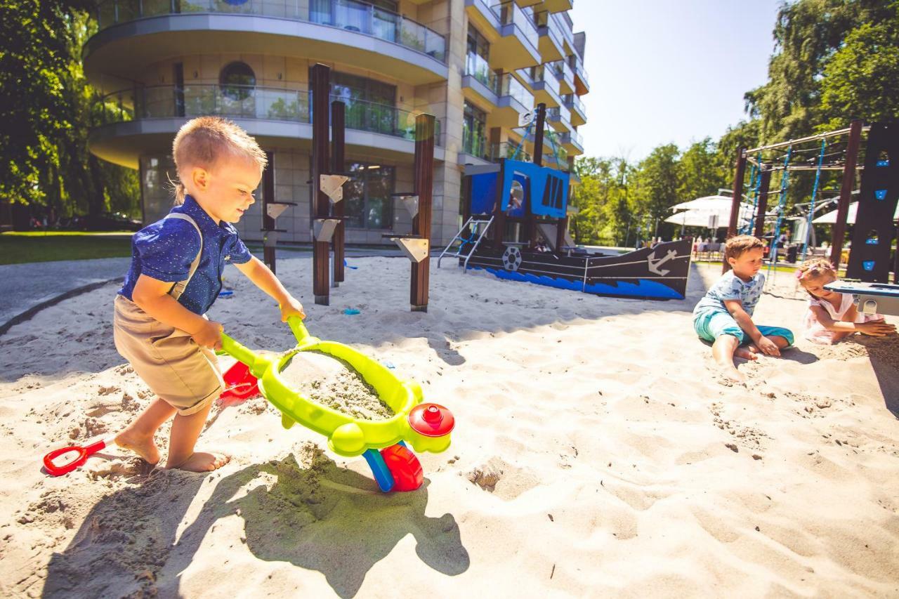 Diune Hotel By Zdrojowa Kolobřeh Exteriér fotografie Children playing in the sand